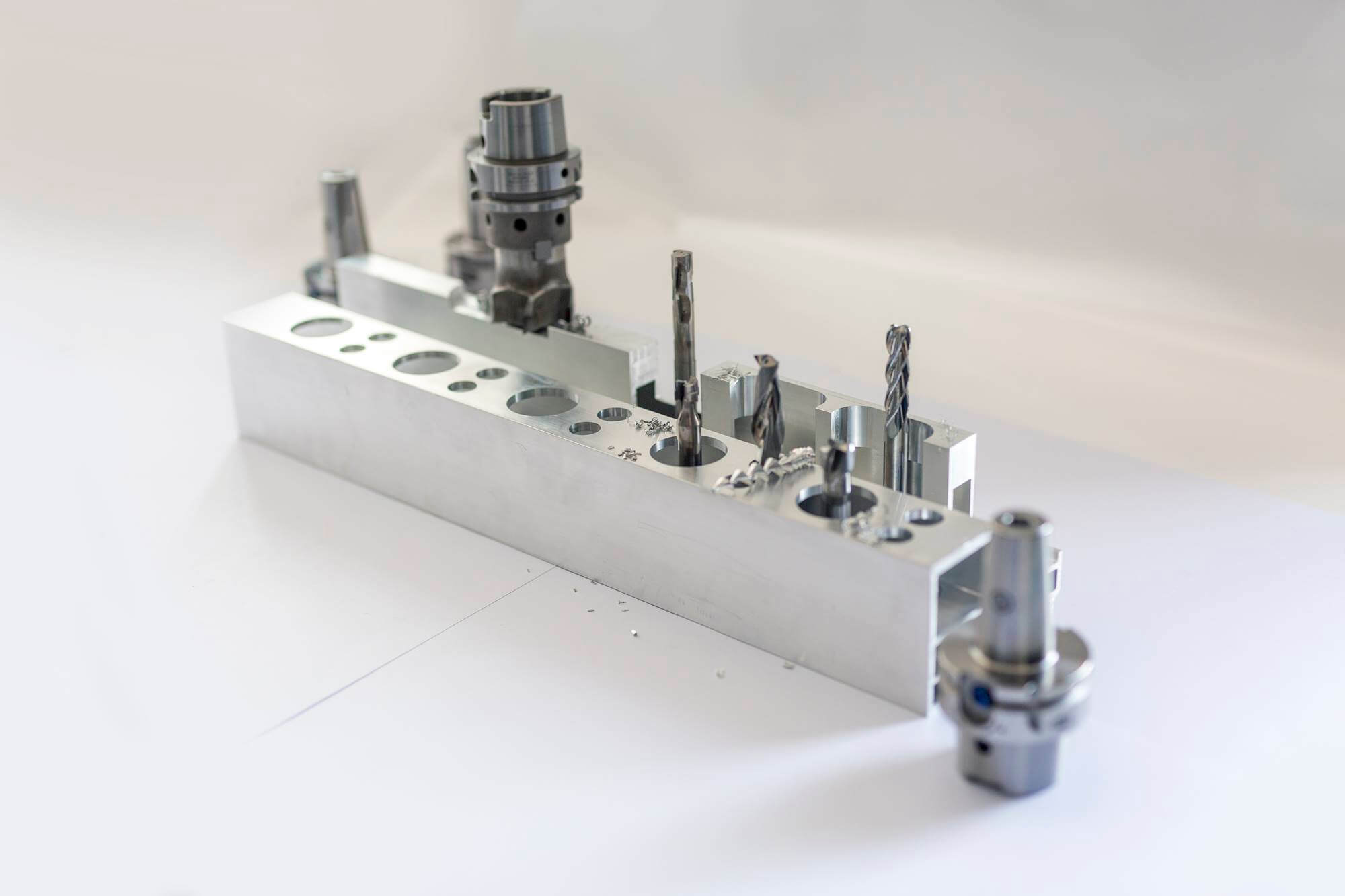 Für den Musterprozess zur Zerspanung des Batterierahmens kommen bei Mapal mehrere Werkzeuge zum Einsatz. (Bild: Mapal Fabrik für Präzisionswerkzeuge Dr. Kress KG) Für den Musterprozess zur Zerspanung des Batterierahmens kommen bei Mapal mehrere Werkzeuge zum Einsatz. (Bild: Mapal Fabrik für Präzisionswerkzeuge Dr. Kress KG)