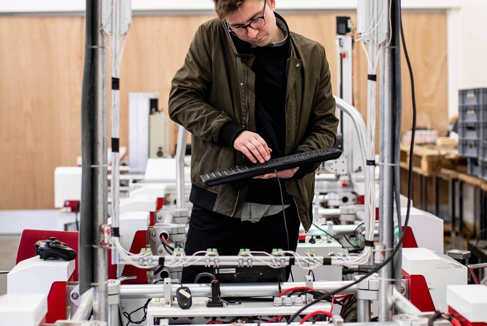 Herausforderungen in der Industrie: Ingenieur bei der Arbeit Herausforderungen in der Industrie: Ingenieur bei der Arbeit