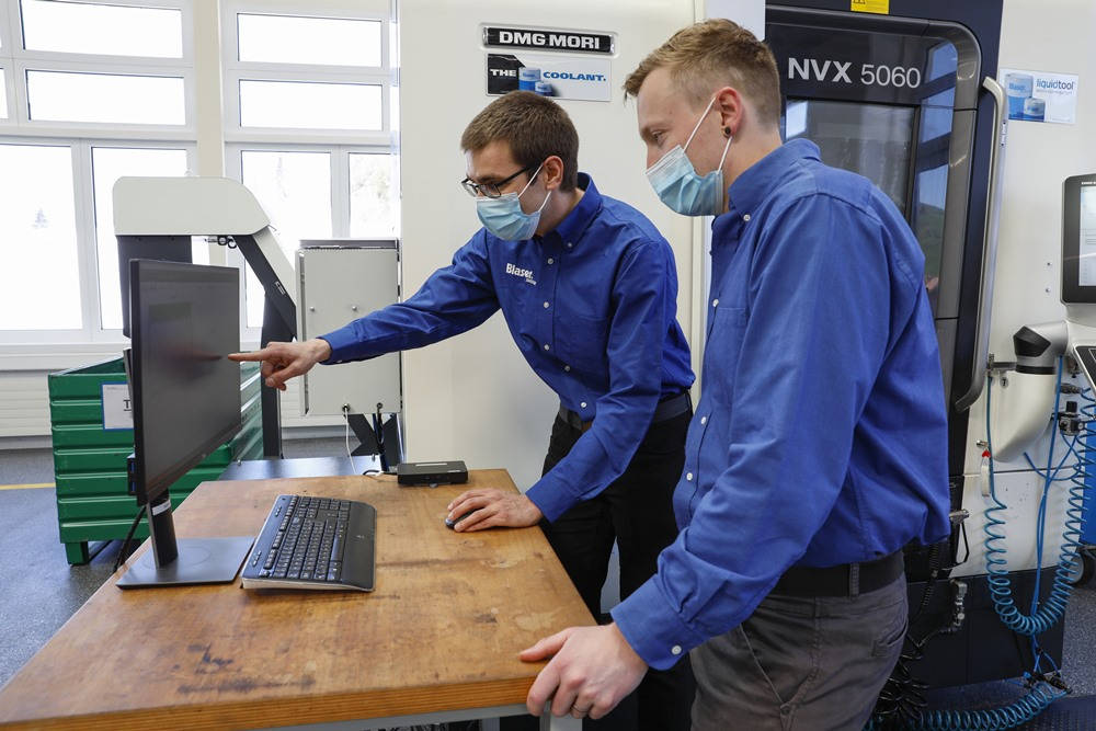 Dr. Linus Meier und Tobias Mathys von Blaser Swisslube Dr. Linus Meier und Tobias Mathys im Technologiecenter von Blaser Swisslube