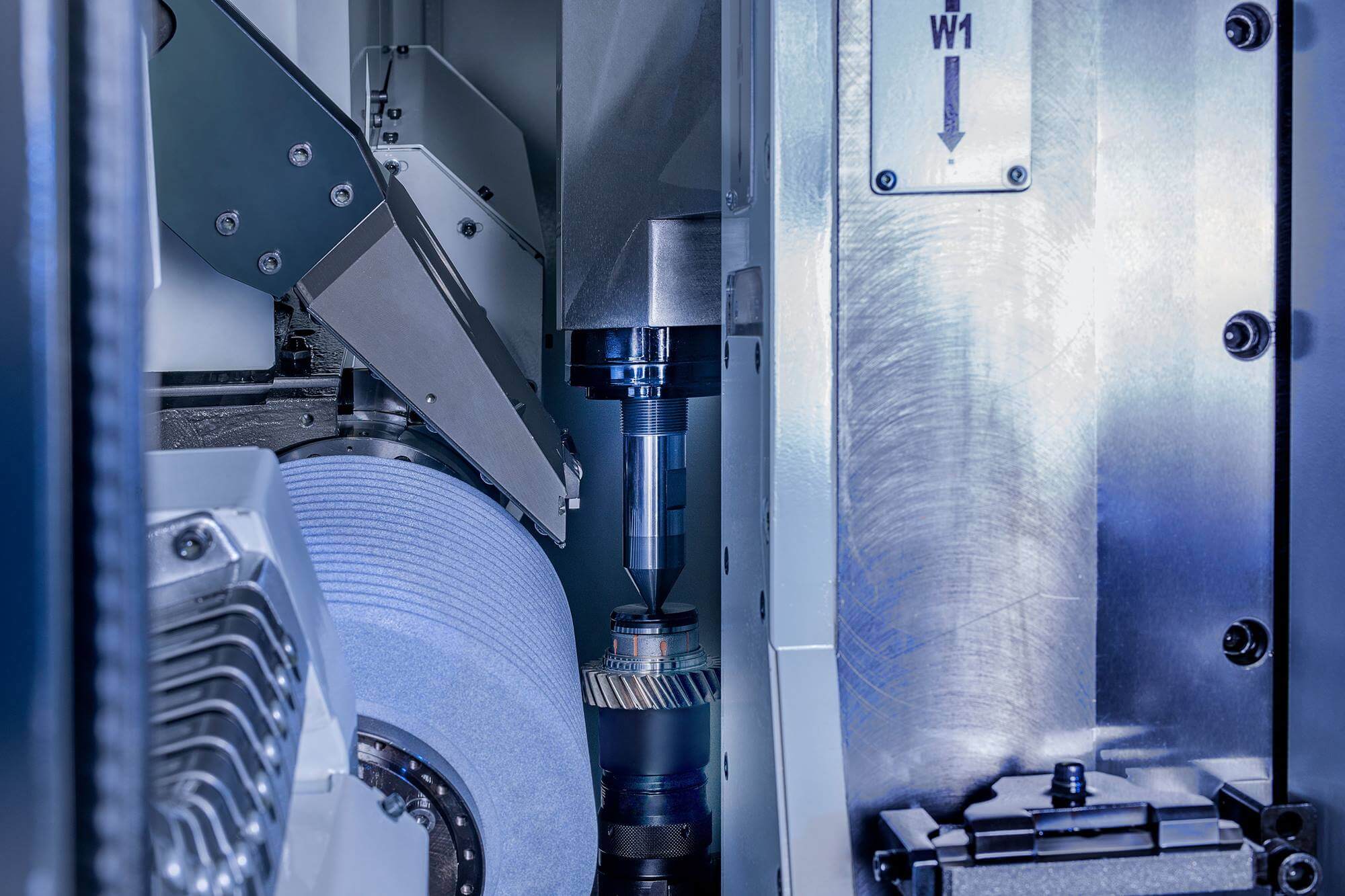 Die Verzahnungsschleifmaschine G 250 von EMAG SU wurde speziell für kurze Zykluszeiten und Premium-Qualität entwickelt und dient der Massenproduktion von Zahnrädern mit einem Aussendurchmesser von bis zu 250 mm und Wellen mit einer Länge von bis zu 550 mm Die Verzahnungsschleifmaschine G 250 von EMAG SU wurde speziell für kurze Zykluszeiten und Premium-Qualität entwickelt und dient der Massenproduktion von Zahnrädern mit einem Aussendurchmesser von bis zu 250 mm und Wellen mit einer Länge von bis zu 550 mm