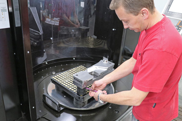 Wenige Handgriffe genügen, um das Bauteil mit dem FCS-System zu spannen.
