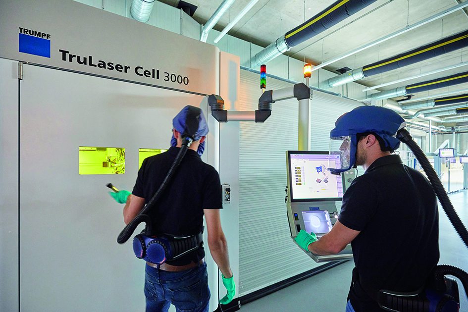 Florian Schlund und Jonathan Krauss von Toolcraft schützen sich bei 3D-Druckverfahren wie EHLA mit Atemschutzmasken vor winzigen Metallpartikeln. 3D-Druckverfahren EHLA