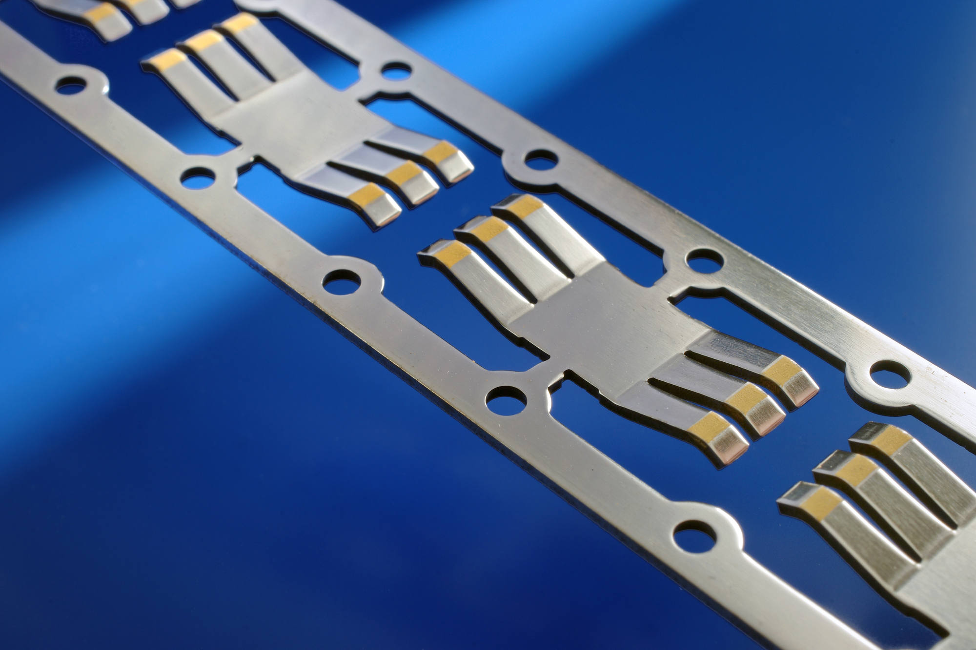 Selektive Goldkontakte auf Metallbauteil mittels Druck- und Laserverfahren. Selektive Goldkontakte auf Metallbauteil mittels Druck- und Laserverfahren.