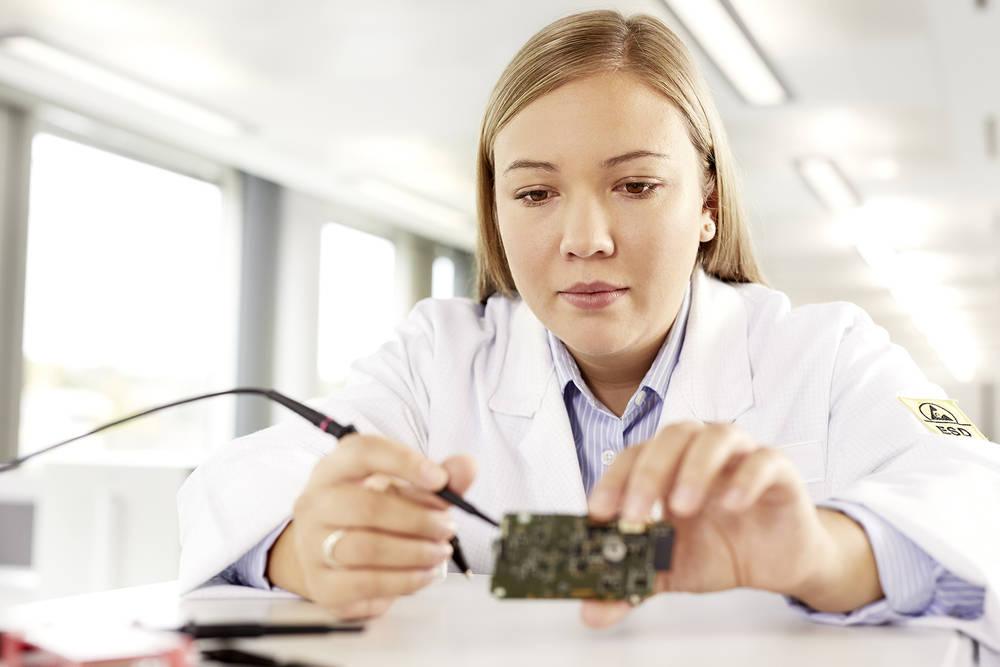 Leuze Mitarbeiterin "sensor people" Leuze Mitarbeiterin "sensor people"