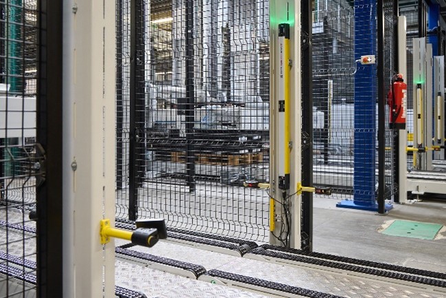 Hier sichern Leuze Mehrstrahl-Sicherheits-Lichtschranken des Typs MLD 500 die Übergabestation Hier sichern Leuze Mehrstrahl-Sicherheits-Lichtschranken des Typs MLD 500 die Übergabestation