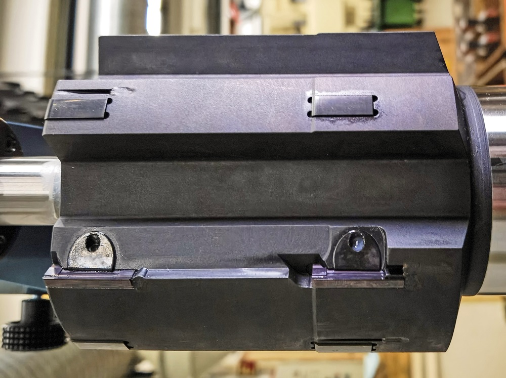 Stufenfeinbohrwerkzeug von Mapal: zwei Wendeschneidplatten für die Durchmesser 99 und 98 mm Stufenfeinbohrwerkzeug von Mapal