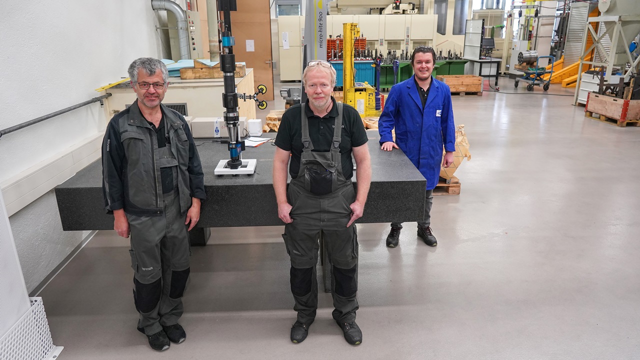 Charles Flück und Maschinenbediener Laurent Dreier von Tornos (von links) mit Mapal Anwendungstechniker Umut Ünlü Charles Flück und Maschinenbediener Laurent Dreier von Tornos (von links) mit Mapal Anwendungstechniker Umut Ünlü