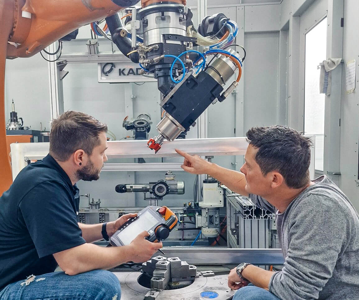 Entgraten mit Roboter: Jannik Weiss, Vertrieb Entgratmaschinen bei Kadia (links), und Norbert Meier, technischer Berater Mapal, sind sehr zufrieden mit den Ergebnissen des gemeinsamen Projekts. Entgraten mit Roboter: Jannik Weiss, Vertrieb Entgratmaschinen bei Kadia (links), und Norbert Meier, technischer Berater Mapal, sind sehr zufrieden mit den Ergebnissen des gemeinsamen Projekts.