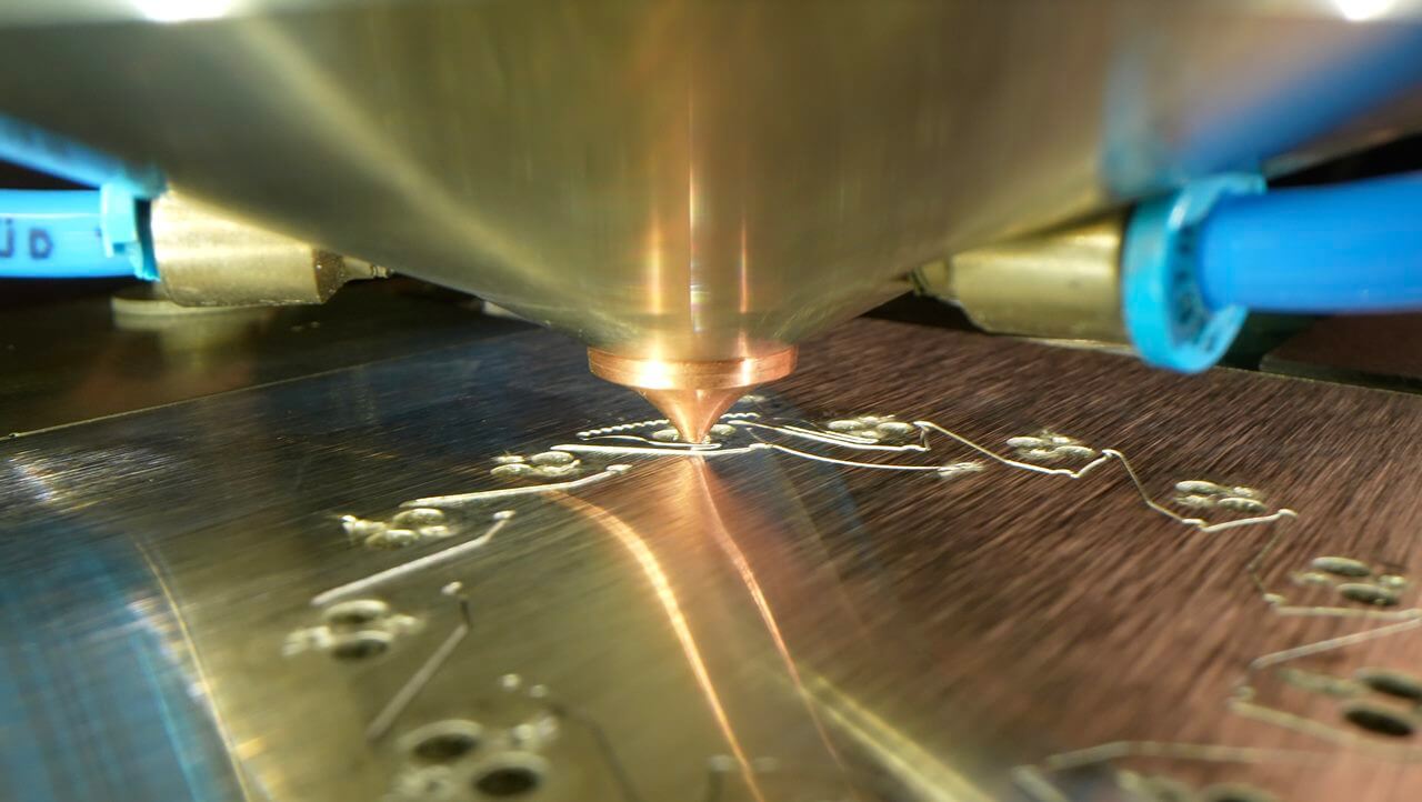Hochpräzise Bauteile werden beim Laserschneiden aus flachem Material jeglicher Art hergestellt. Hochpräzise Bauteile werden beim Laserschneiden aus flachem Material jeglicher Art hergestellt.