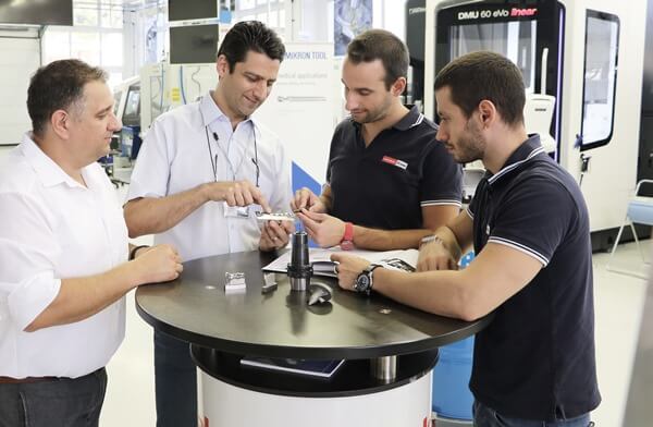 Projektmanagement: Die Experten des Technology Center beim Besprechen eines Crazy Projects. Projektmanagement: Die Experten des Technology Center beim Besprechen eines Crazy Projects.
