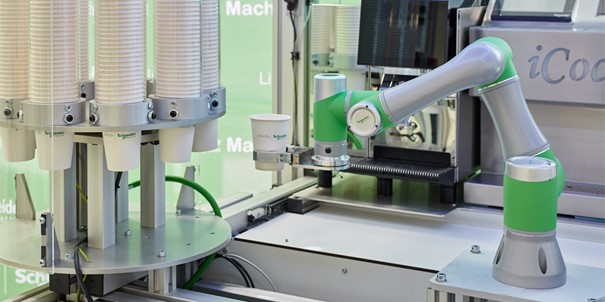 Dank sensibler Kraftüberwachung kann der Lexium Cobot auch komplexere Aufgaben übernehmen Dank sensibler Kraftüberwachung kann der Lexium Cobot auch komplexere Aufgaben übernehmen