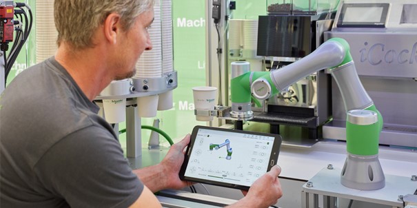 Der Lexium Cobot von Schneider Electric lässt sich unproblematisch vom Tablet aus programmieren. Der Lexium Cobot von Schneider Electric lässt sich unproblematisch vom Tablet aus programmieren.