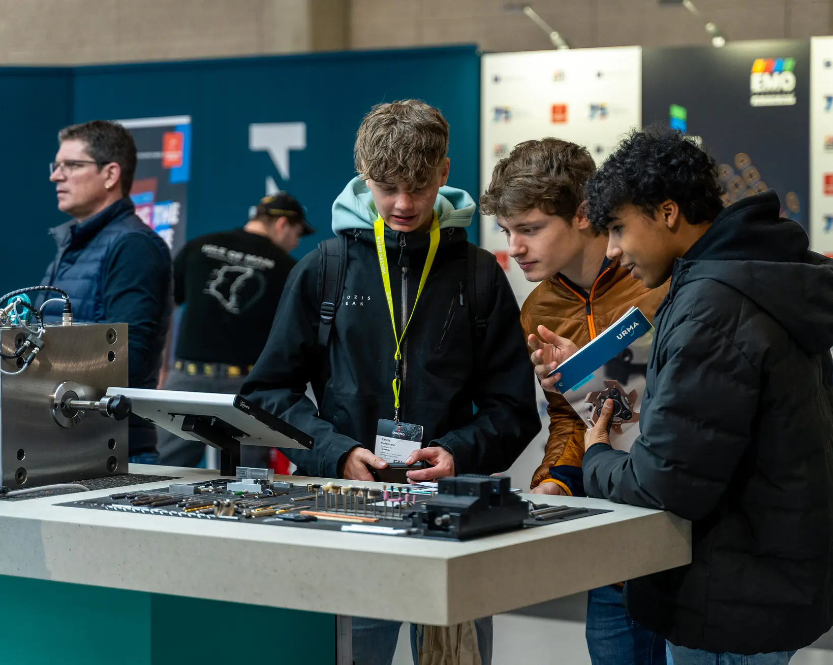 Innoteq 2025: Besucher an einem Stand der Innoteq in Bern Innoteq 2025: Besucher an einem Stand der Innoteq in Bern