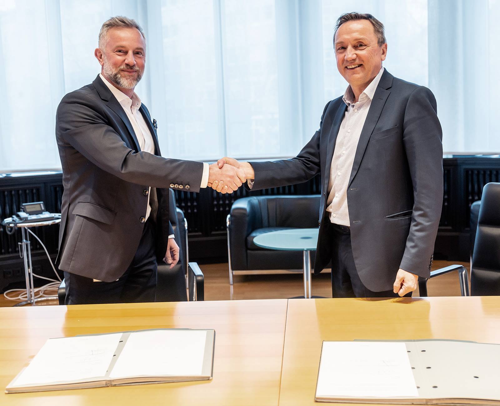 Domenico Iacovelli, CEO der Schuler-Gruppe, und Olivier Leteurtre, CEO der AutoForm-Gruppe, haben den Kooperationsvertrag unterzeichnet. Domenico Iacovelli, CEO der Schuler-Gruppe, und Olivier Leteurtre, CEO der AutoForm-Gruppe, haben den Kooperationsvertrag unterzeichnet.