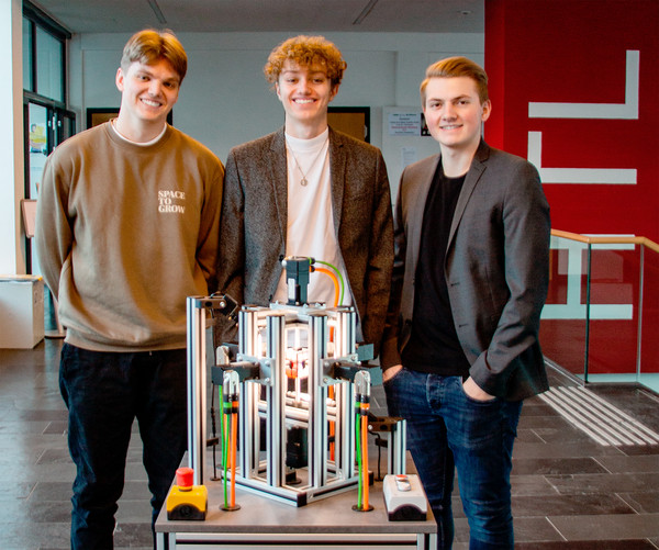 Markus Kreutzer, Paul Kreuzer und David Haidenhofer mit ihrem Diplomprojekt, dem «Rubik´s Cube Solver». Markus Kreutzer, Paul Kreuzer und David Haidenhofer mit ihrem Diplomprojekt, dem «Rubik´s Cube Solver».