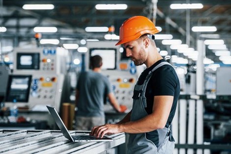 Durch MPN sichern Unternehmen die Kommunikation zwischen ihren Mitarbeitenden sowie jene zwischen den Maschinen und Applikationen durch ihr eigenes Firmennetzwerk ab. (Bild: Shutterstock) Durch MPN sichern Unternehmen die Kommunikation zwischen ihren Mitarbeitenden sowie jene zwischen den Maschinen und Applikationen durch ihr eigenes Firmennetzwerk ab. (Bild: Shutterstock)