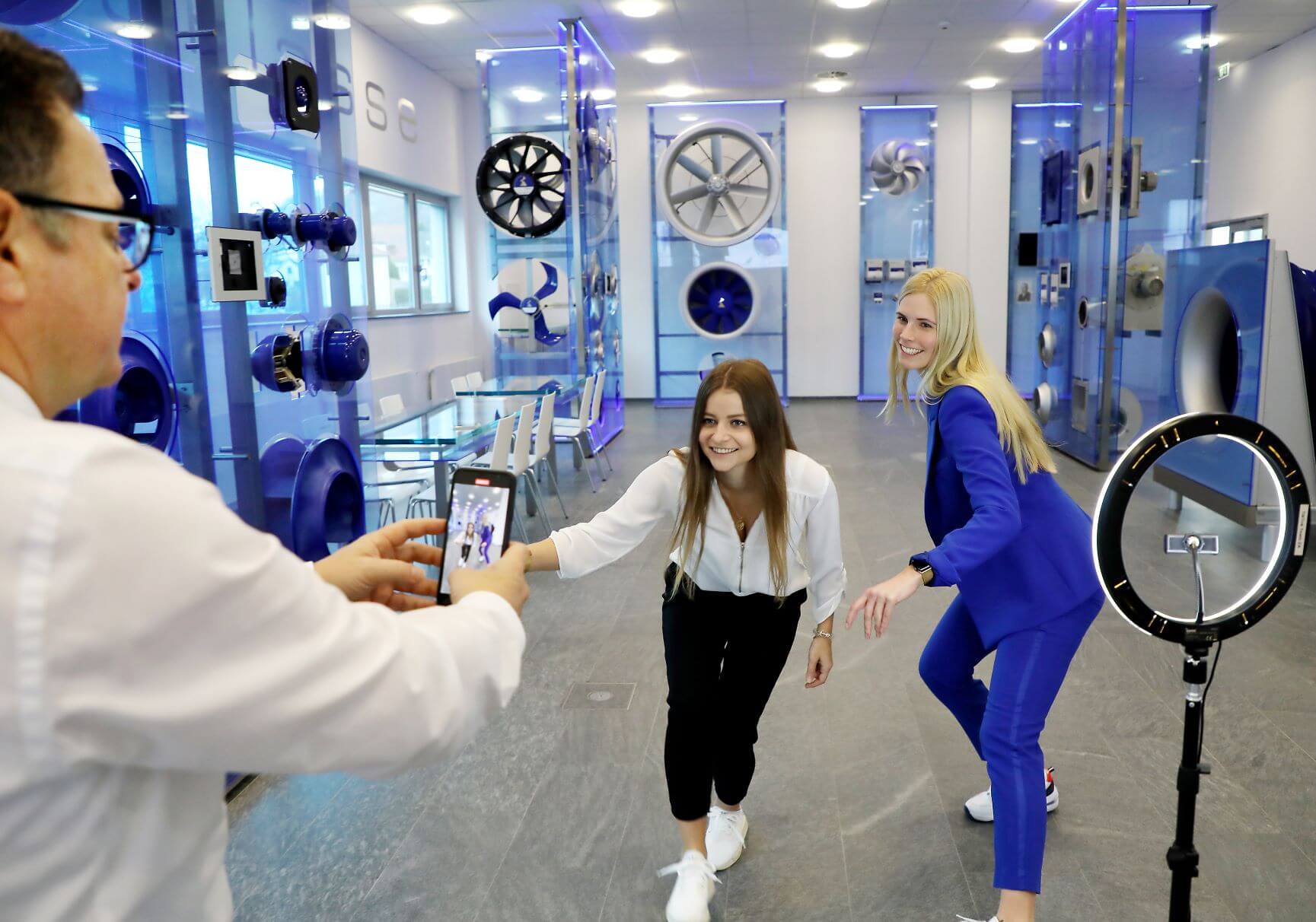 Employer Branding 4.0 bei Ziehl-Abegg: TikTok-Video im Showroom Employer Branding 4.0 bei Ziehl-Abegg: TikTok-Video im Showroom