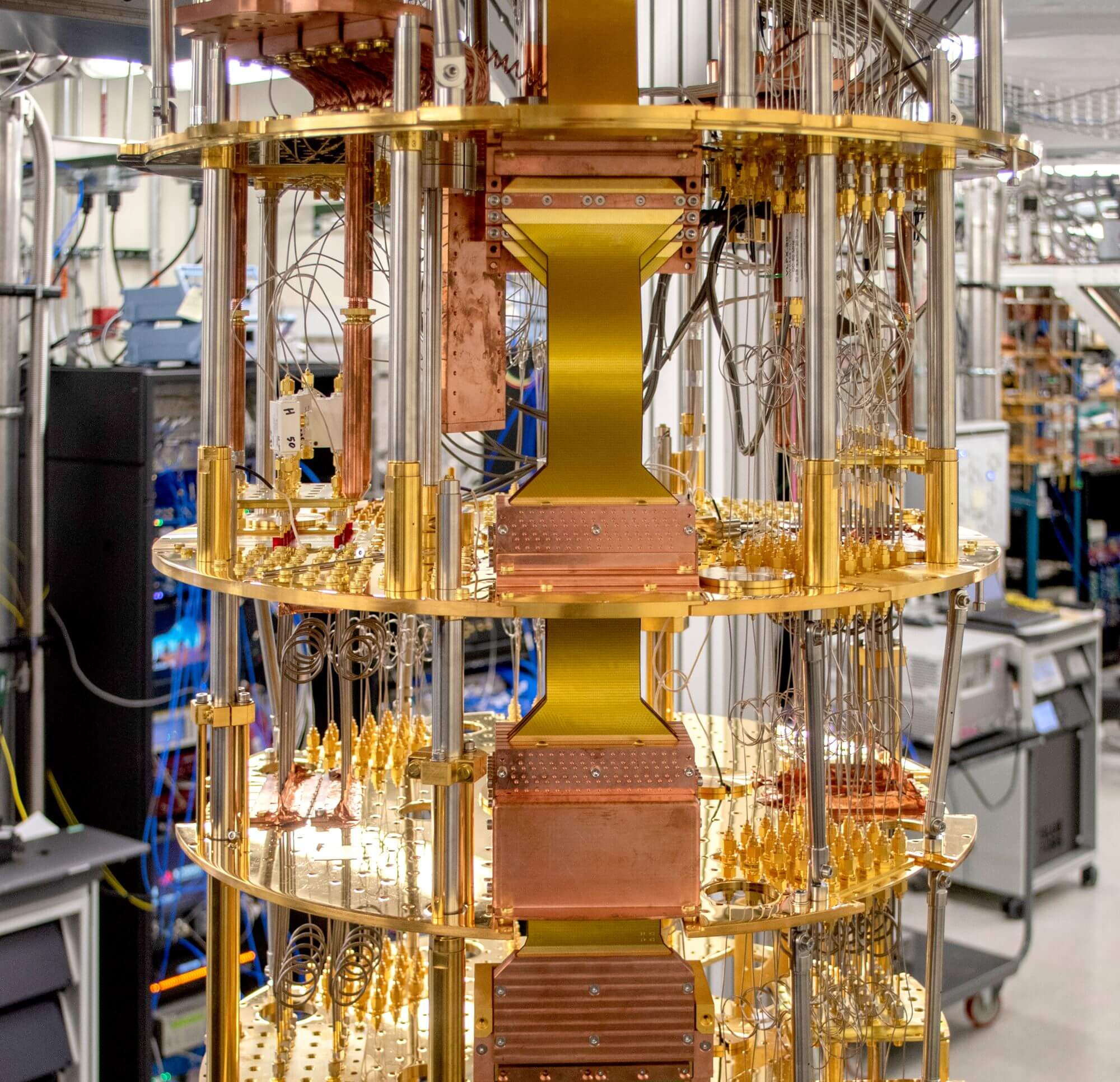 Detailansicht des Quantencomputers von IBM. Ab Januar 2023 hat QuantumBasel Zugriff auf den IBM Quantencomputer mit 433 Qubit. Detailansicht des Quantencomputers von IBM. Ab Januar 2023 hat QuantumBasel Zugriff auf den IBM Quantencomputer mit 433 Qubit.